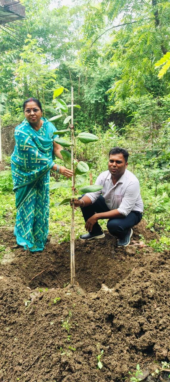 आयुक्त ने मां के नाम रोपे पौधे आयुक्त ने मां के नाम रोपे पौधे