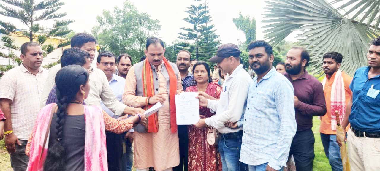 27 फीसदी वेतन वृद्धि,  नियमितीकरण सहित 18 सूत्रीय मांगों को लेकर  स्वास्थ्य मंत्री से मिले कर्मी