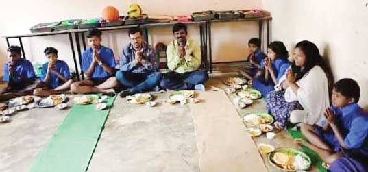 न्योता भोज से बच्चों को पोषण न्योता भोज से बच्चों को पोषण