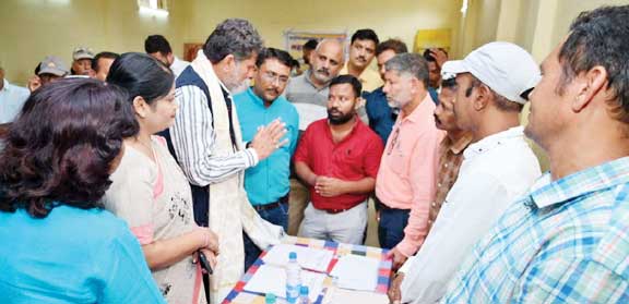 महापौर ने लगाई चौपाल, भाजपा प्रदेश अध्यक्ष हुए शामिल महापौर ने लगाई चौपाल, भाजपा प्रदेश अध्यक्ष हुए शामिल