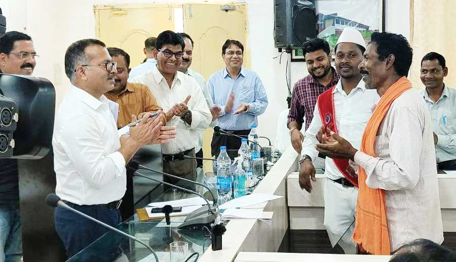राशन वितरण की शिकायत लेकर पहुंचे ग्रामीण राशन वितरण की शिकायत लेकर पहुंचे ग्रामीण