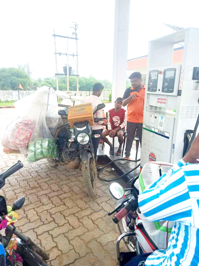 खुले में बेचते मिला  पेट्रोल-डीजल, जब्ती