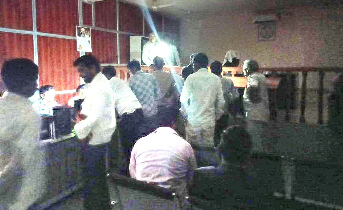 बिजली बंद, कलेक्टर ने सुनवाई रोकी 