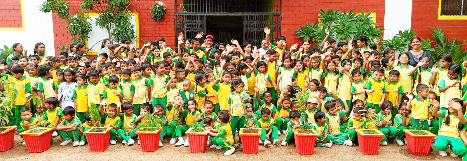 स्कूली बच्चों ने लगाए एक पेड़ मां के नाम