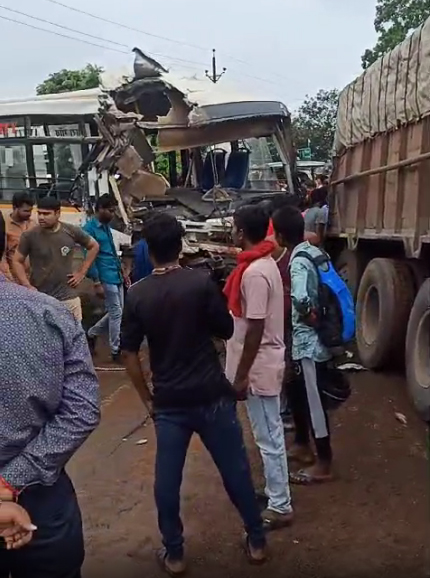 ट्रक से टक्कर के बाद सिटी बस खून से सनी, दोनों ड्राइवर समेत 20 घायल ट्रक से टक्कर के बाद सिटी बस खून से सनी, दोनों ड्राइवर समेत 20 घायल
