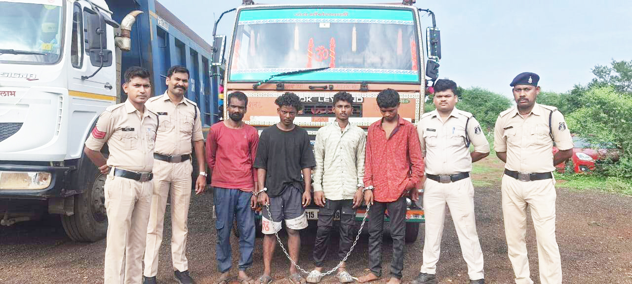 प्लांट में चोरी करते 4 आरोपी बंदी प्लांट में चोरी करते 4 आरोपी बंदी