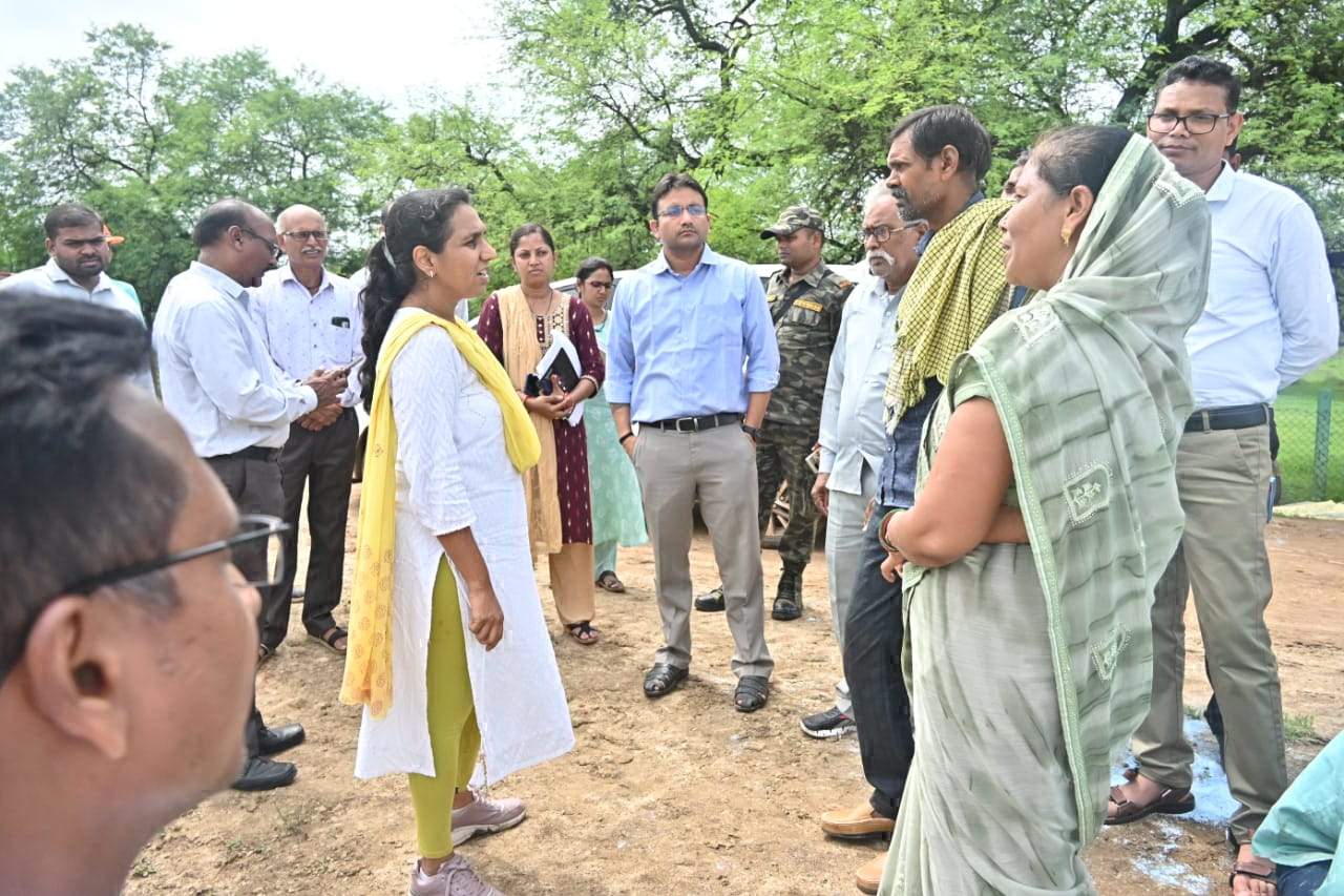 कलेक्टर ने किया डांडेसरा, कातलबोड़, कुरूद, कोकड़ी, खैरा का निरीक्षण