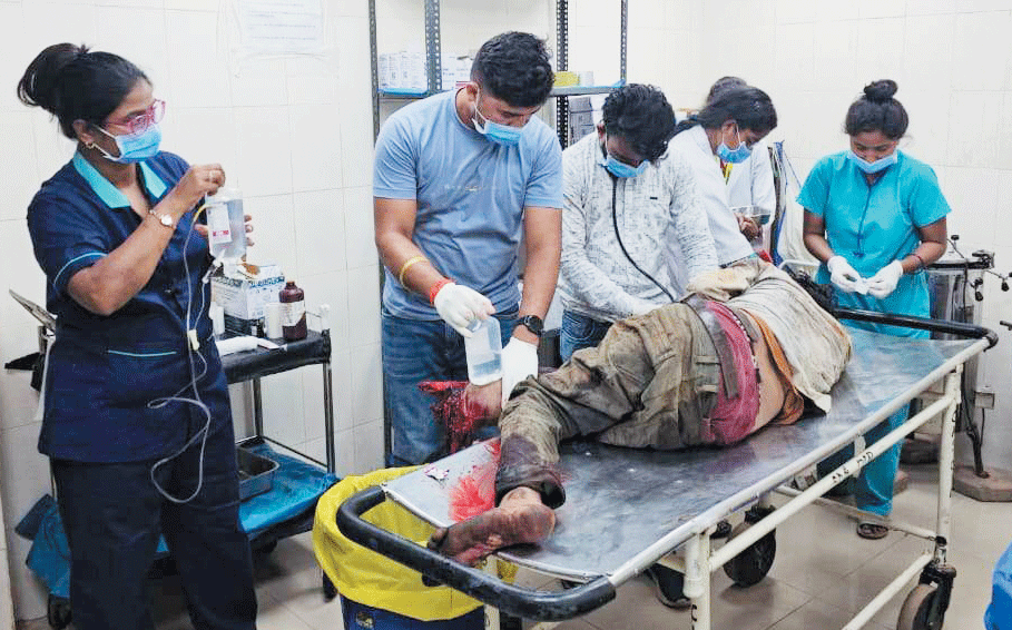 ट्रेन के सामने युवक ने लगाई छलांग, पैर कटा