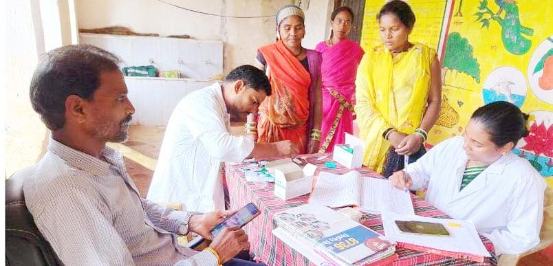 वनांचल क्षेत्रों में घर-घर पहुंच स्वास्थ्य जांच वनांचल क्षेत्रों में घर-घर पहुंच स्वास्थ्य जांच