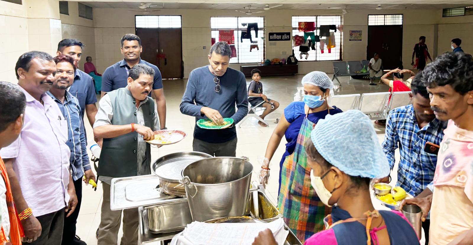 मरीजों को मिलने वाले भोजन को विधायक ने खाया,  कहा अच्छा मिल रहा खाना मरीजों को