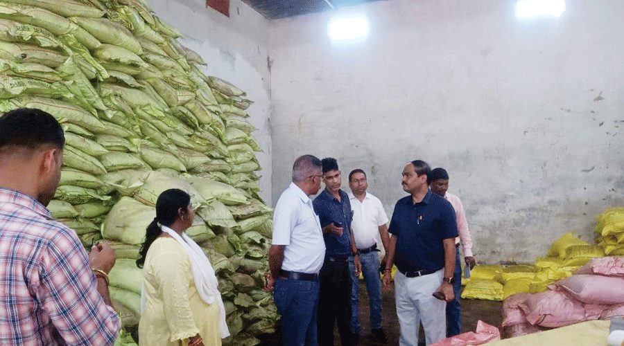 अधिक दाम पर खाद बेचने की शिकायत प्रशासनिक टीम ने दी दबिश, जब्ती अधिक दाम पर खाद बेचने की शिकायत प्रशासनिक टीम ने दी दबिश, जब्ती