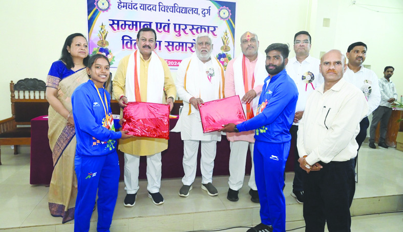 खिलाडिय़ों-विद्यार्थियों का सम्मान एवं पुरस्कार वितरण समारोह खिलाडिय़ों-विद्यार्थियों का सम्मान एवं पुरस्कार वितरण समारोह
