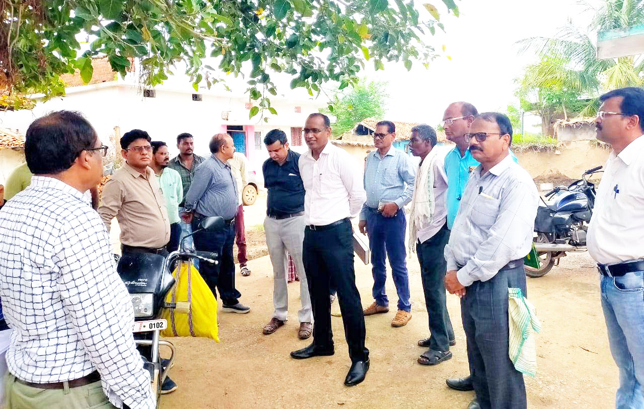 अपर कलेक्टर ने किया डायरिया प्रभावित गांव का निरीक्षण