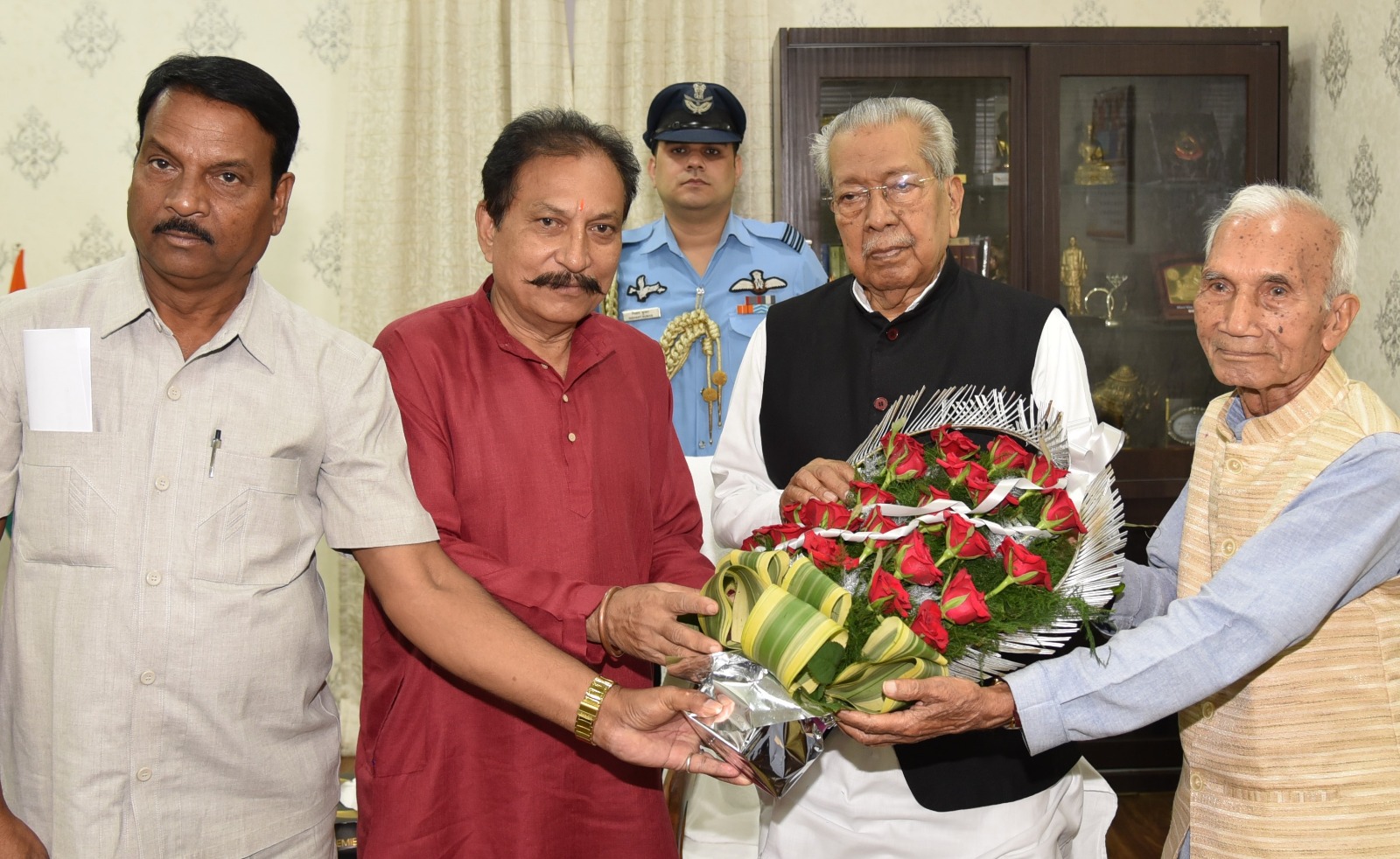 फुलचौक सडक़ चौड़ीकरण को लेकर राज्यपाल से भेंट फुलचौक सडक़ चौड़ीकरण को लेकर राज्यपाल से भेंट