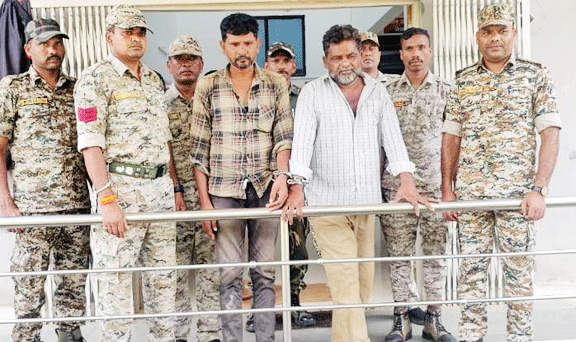 ट्रक में लदे 39 मवेशियों के साथ 2 तस्कर गिरफ्तार ट्रक में लदे 39 मवेशियों के साथ 2 तस्कर गिरफ्तार