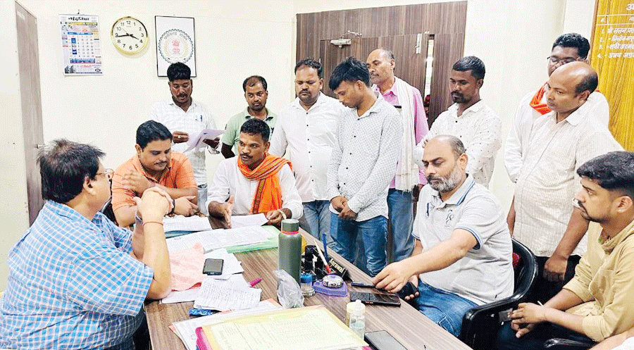 भाथूपारा तालाब पर अवैध अतिक्रमण, रोक लगाने ज्ञापन