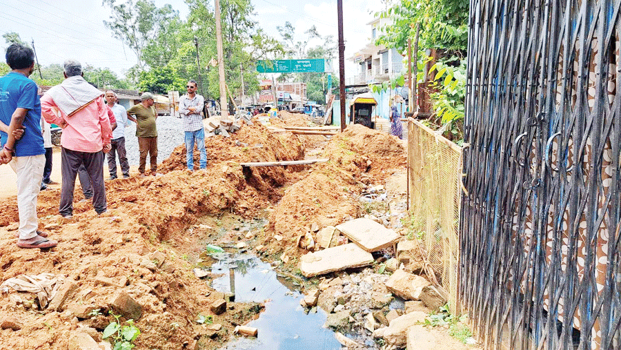पुराने नाली को तोड़ कर सडक़ के नजदीक बनाने पर मुहल्लेवासी नाराज