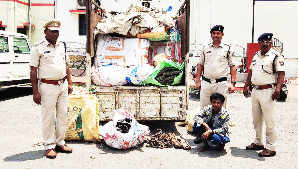 रेलवे के स्क्रैप से लदी पिकअप पकड़ी आरपीएफ व पुलिस ने