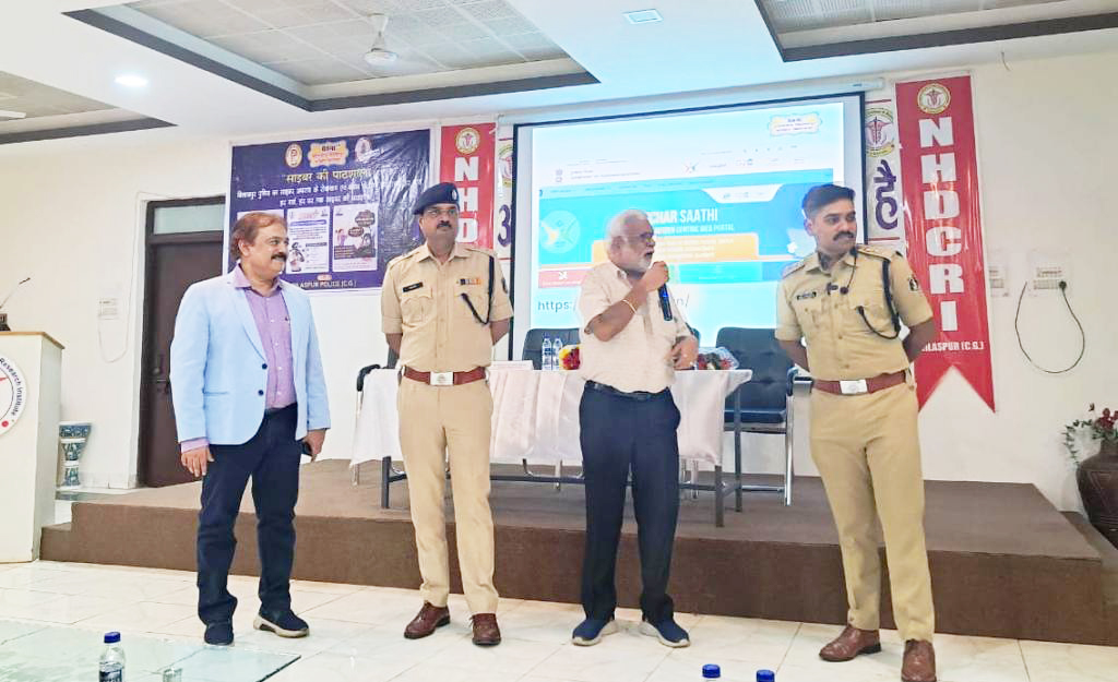 कॉलेज स्कूल के बच्चों को पुलिस अफसरों ने बताया साइबर क्राइम से सतर्क रहने का तरीका