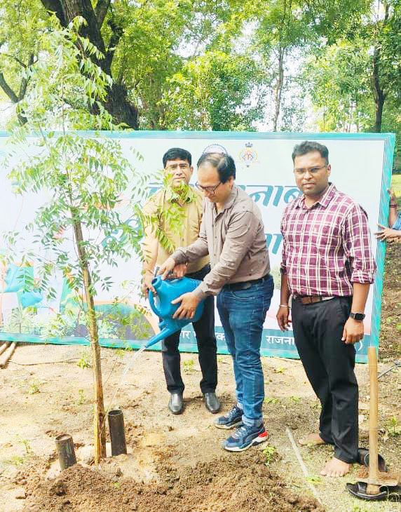 कलेक्टर ने लगाए नीम व बेल के पौधे कलेक्टर ने लगाए नीम व बेल के पौधे