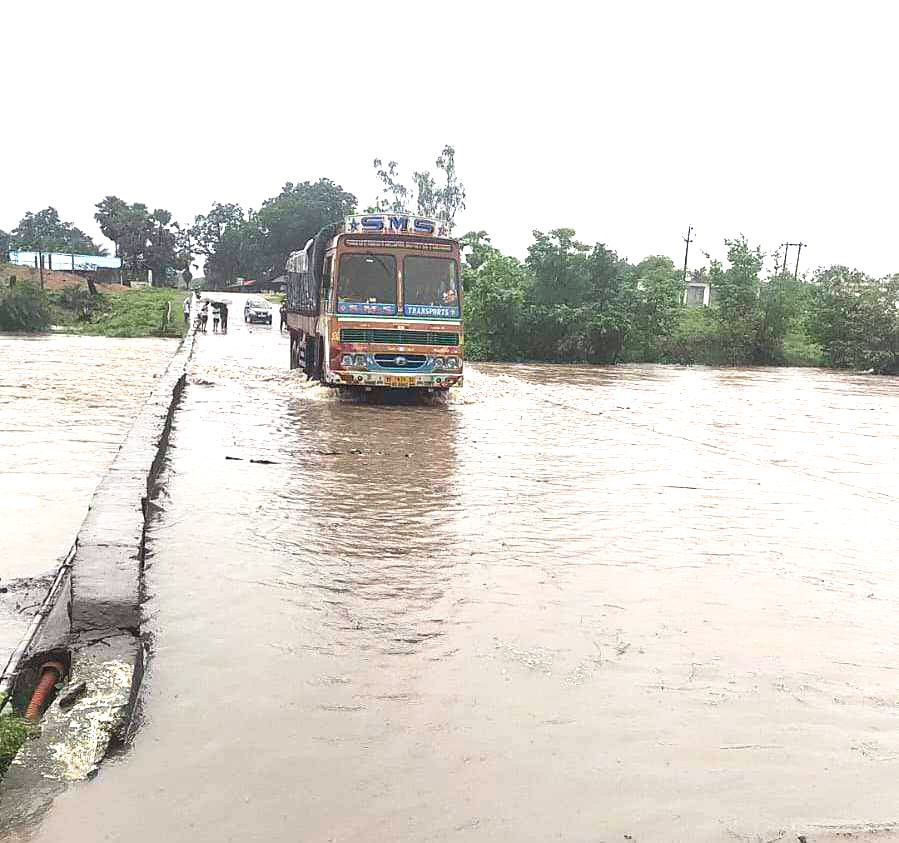 भारी बारिश से गोदावरी व  शबरी नदी उफान पर
