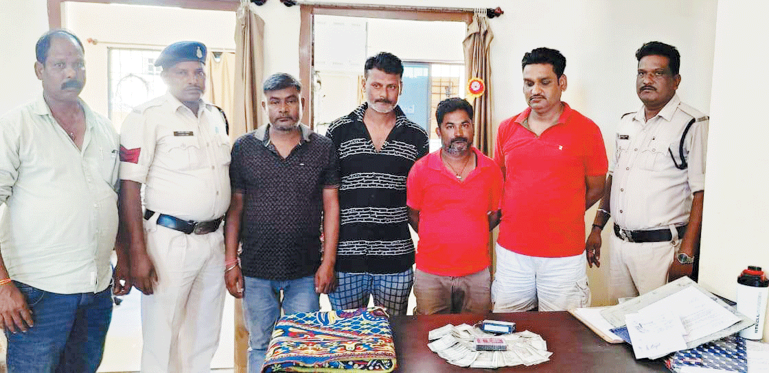 घर में जुआ, 4 जुआरी पकड़ाए, शराब जब्त