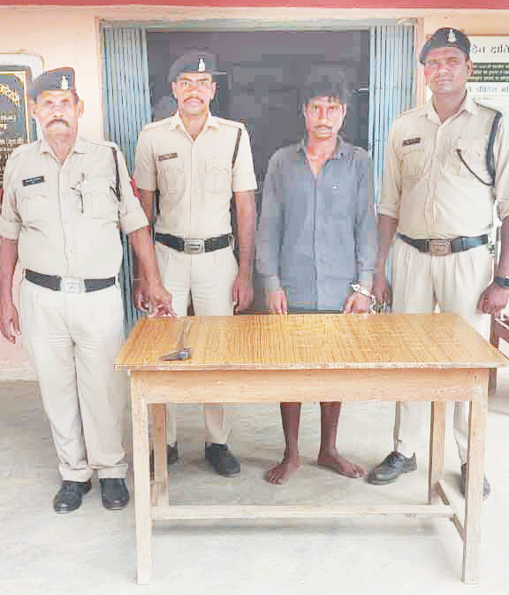 टंगिये से हमला, जंगल से आरोपी गिरफ्तार