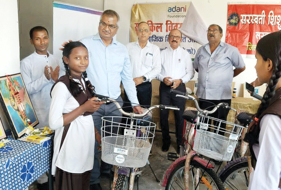 लखनपुर के मेधावी छात्राओं को साइकिल व पुस्तकें वितरित