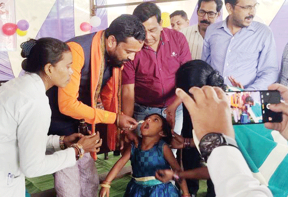 शिशु संरक्षण माह:  हजारों बच्चे पिएंंगे दवा