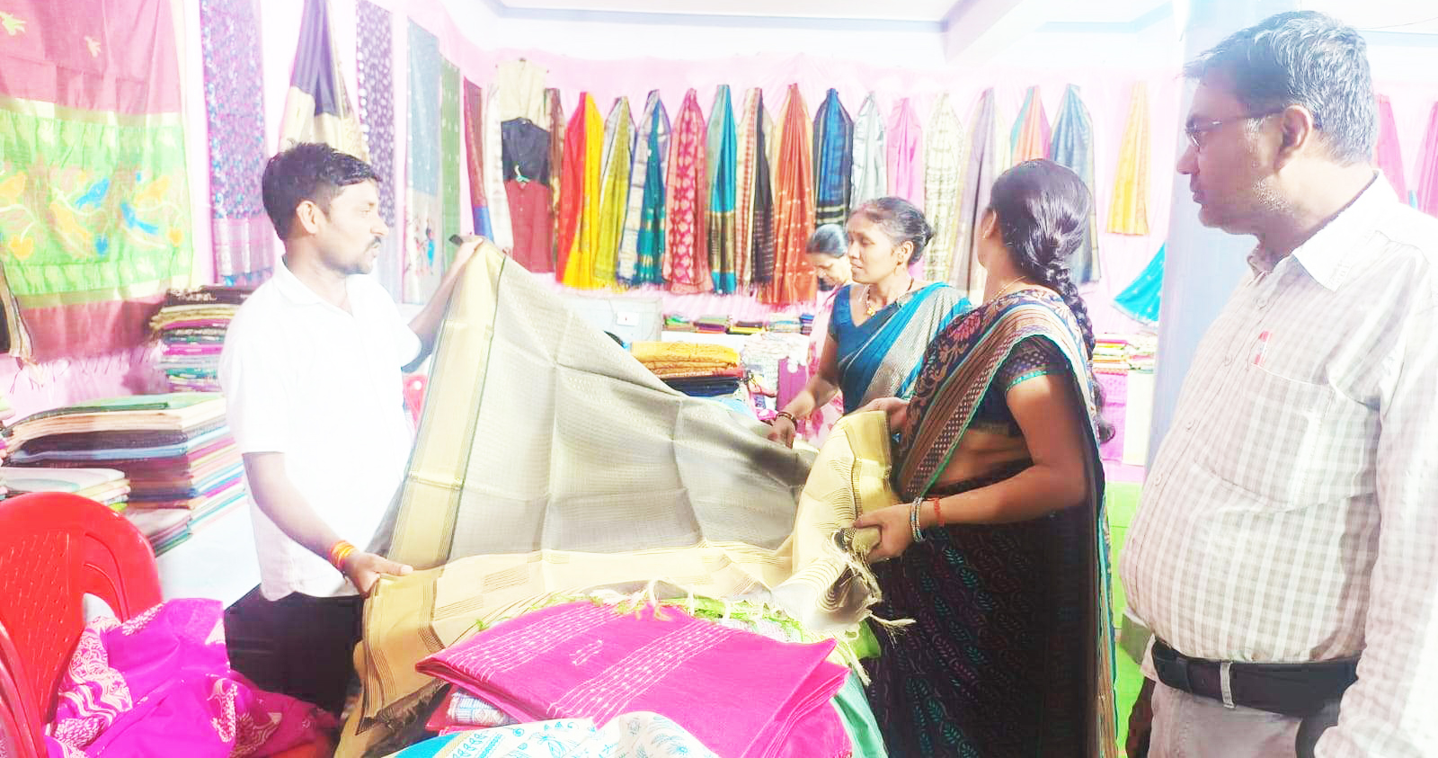 कोसा, कॉटन व हाथकरघा वस्त्रों के प्रदर्शनी सह-विक्रय को मिल रहा है अच्छा प्रतिसाद