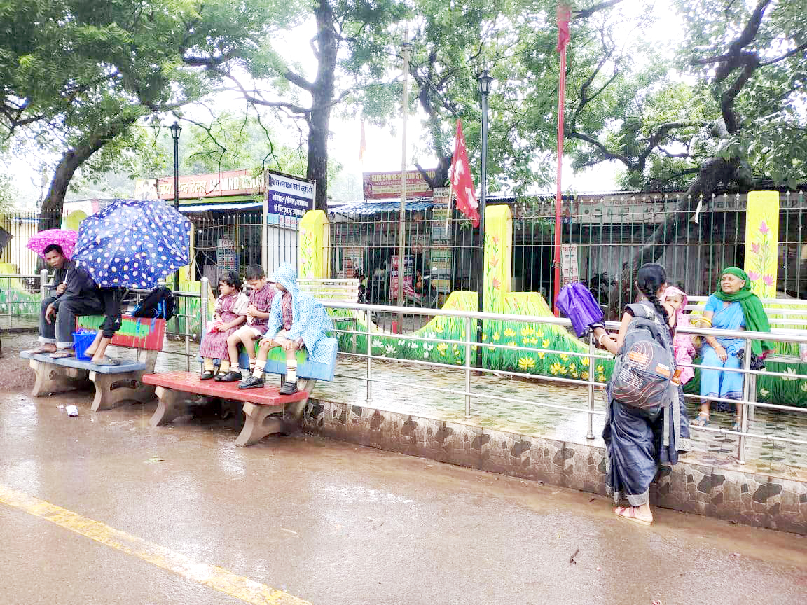 यात्री प्रतीक्षालय नहीं, बारिश में भीगते बसों का इंतजार करने मजबूर