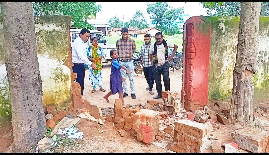 स्कूल की बाउंड्रीवॉल   गिरा, कमार छात्रा की मौत