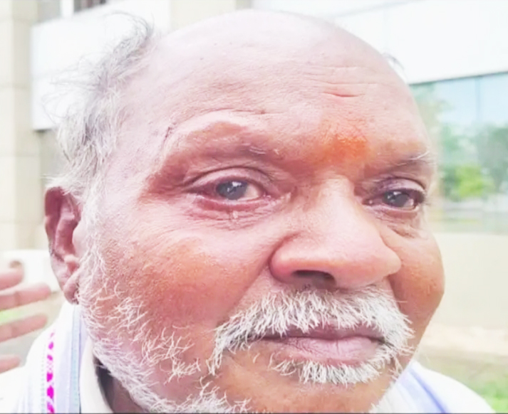 धोखाधड़ी कर बड़े बेटे के नाम कर दी जमीन, पिता को अब खाना नसीब नहीं