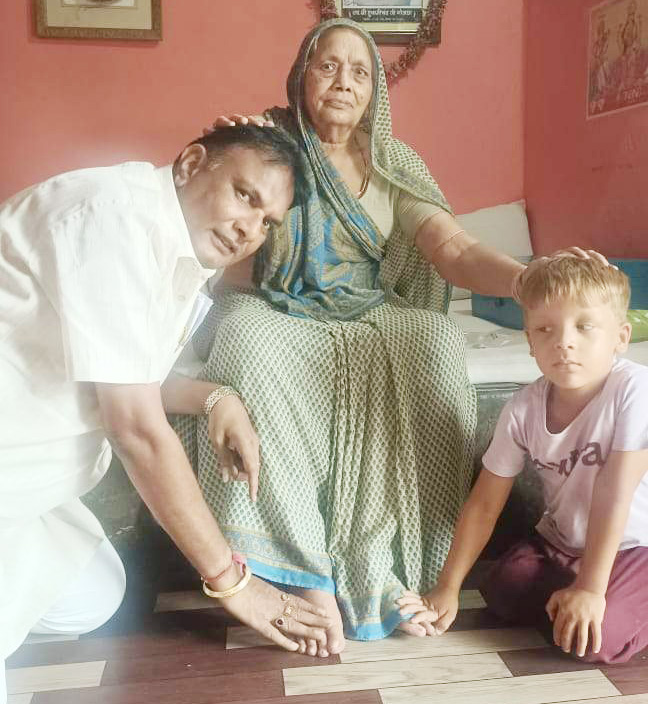 गुरु पूर्णिमा पर मां-शिक्षक  से लिया आशीर्वाद