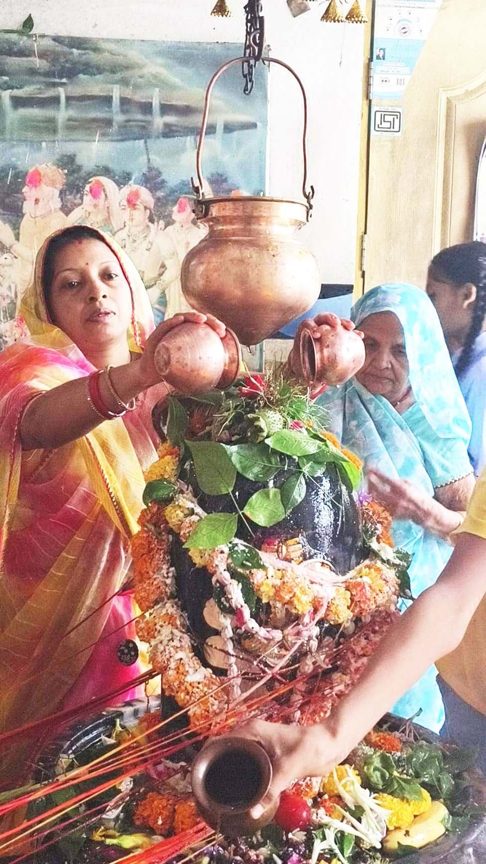 सावन का पहला सोमवार: जलाभिषेक के लिए शिवालयों में उमड़े भक्त