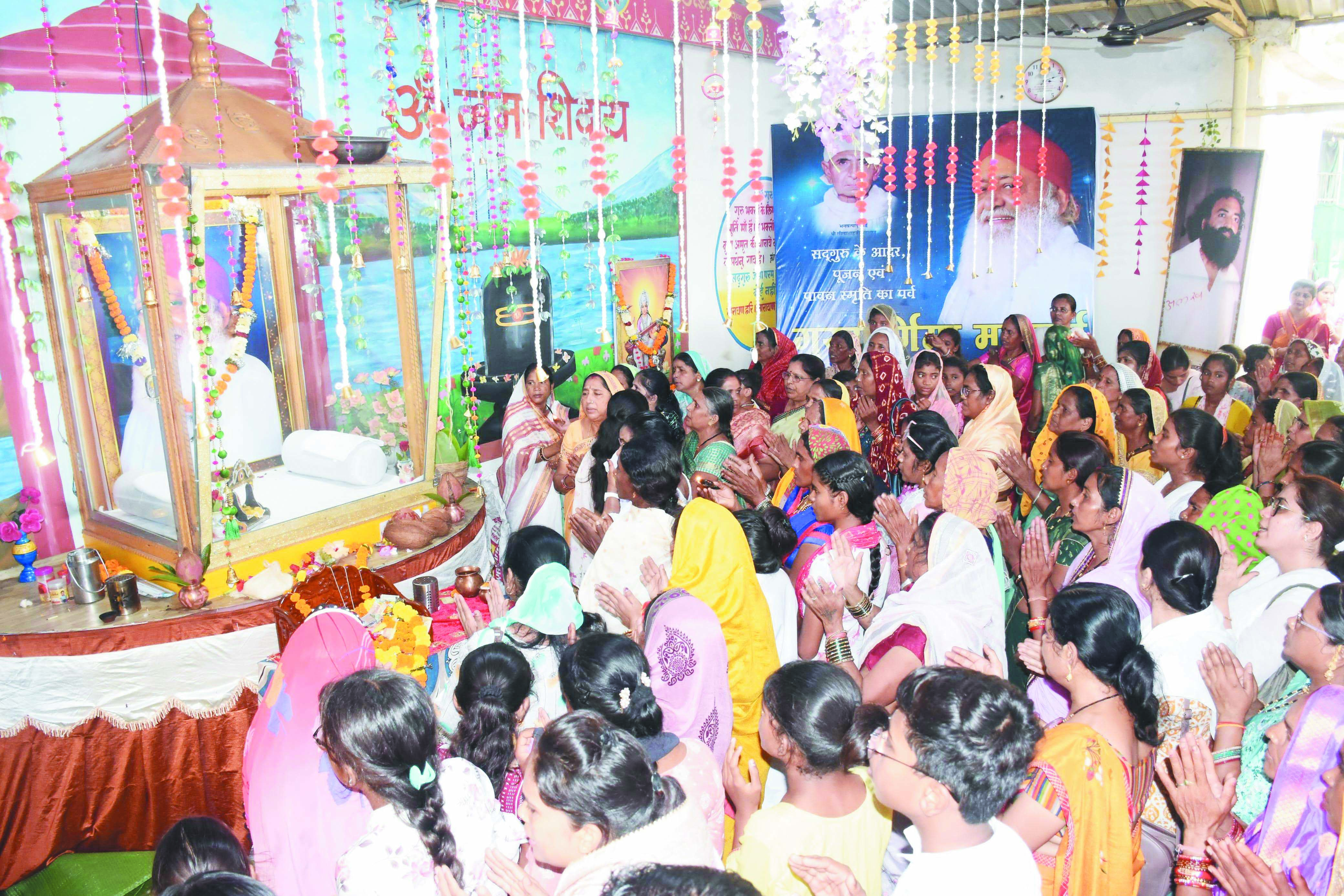 मोहारा आश्रम में मना गुरूपूर्णिमा महोत्सव मोहारा आश्रम में मना गुरूपूर्णिमा महोत्सव