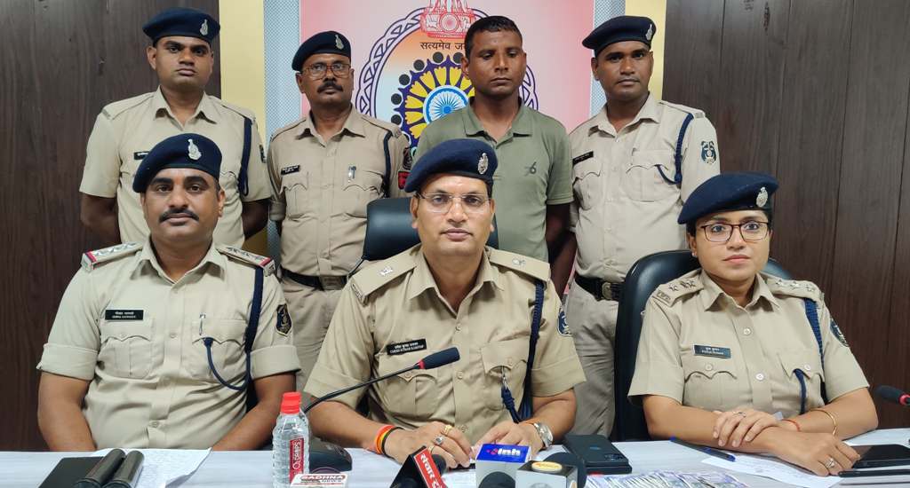 एटीएम में पट्टी फंसाकर चोरी, शहर के तीन बूथों से 40 हजार निकाले