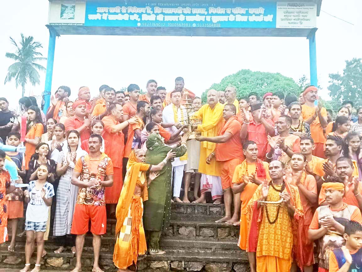 सावन महोत्सव शुरु, रुद्रेश्वर महादेव घाट से जल लाकर कांवरियों ने किया महादेव का अभिषेक