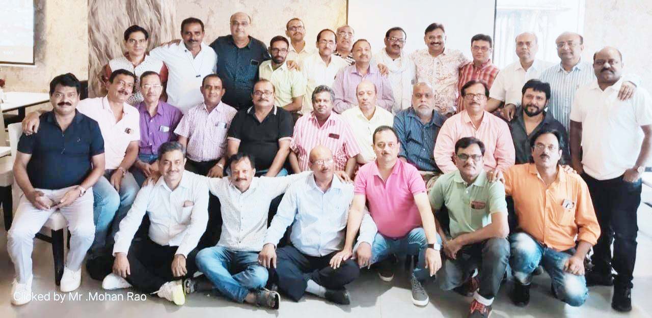 40 साल बाद मिले विद्यार्थी एलुमिनी मीट में सहपाठियों को देख खिल उठे चेहरे 40 साल बाद मिले विद्यार्थी एलुमिनी मीट में सहपाठियों को देख खिल उठे चेहरे