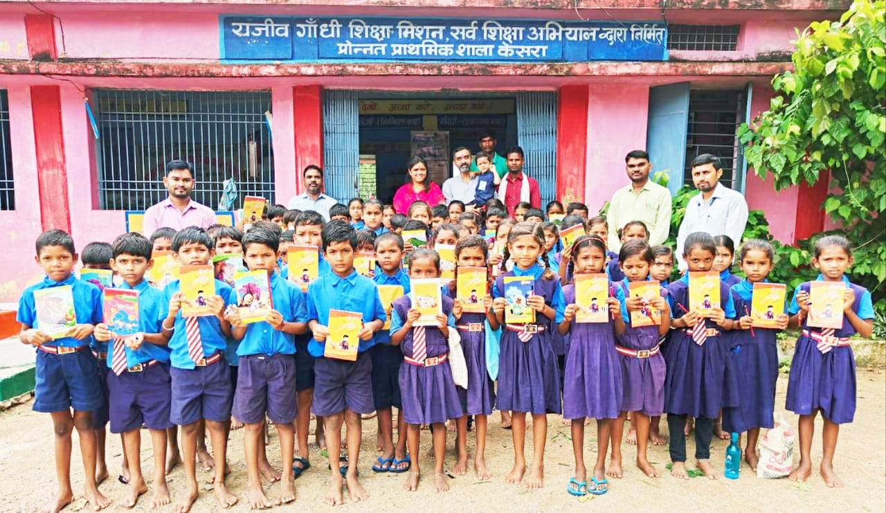 बेटे के जन्मदिन पर स्टेशनरी समान वितरित कर पौधरोपण