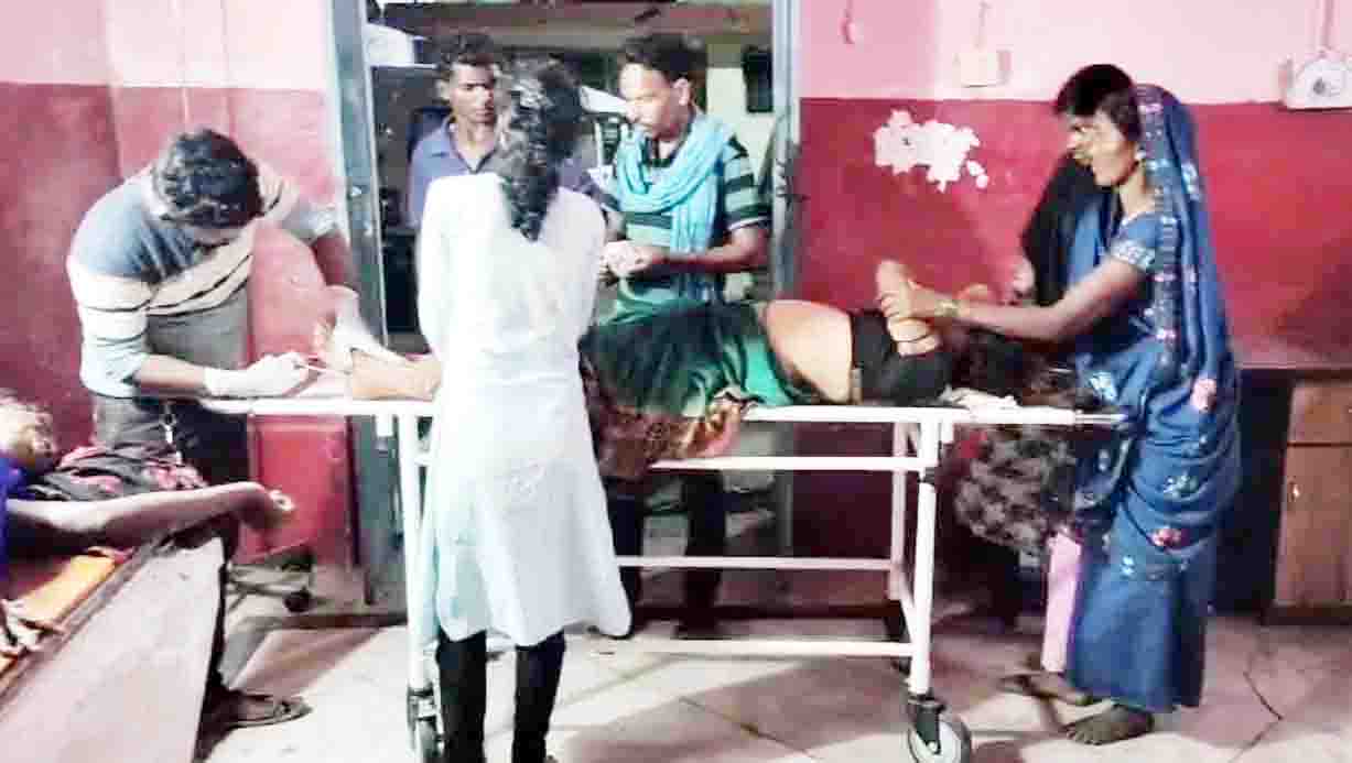 पिकअप पलटने से आधे दर्जन से अधिक महिलाएं घायल पिकअप पलटने से आधे दर्जन से अधिक महिलाएं घायल