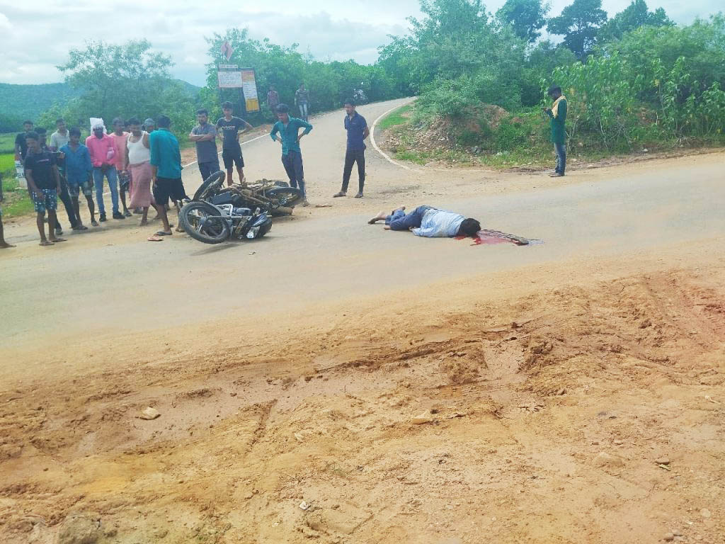 बाईक की भिड़ंत में पंचायत सचिव की मौत, अन्य गंभीर
