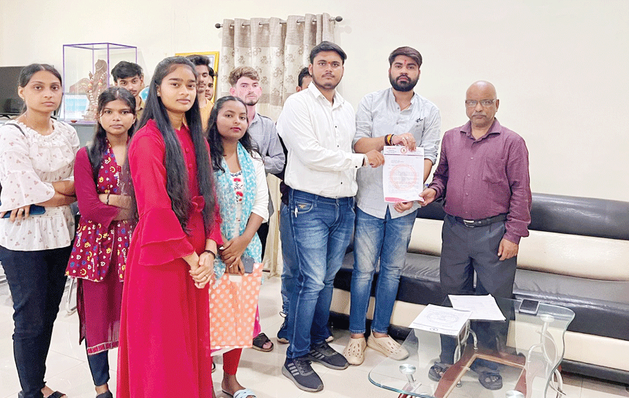 नव प्रवेशित विद्यार्थियों के लिए न तो कक्षाएं साफ और न स्विच बोर्ड सही