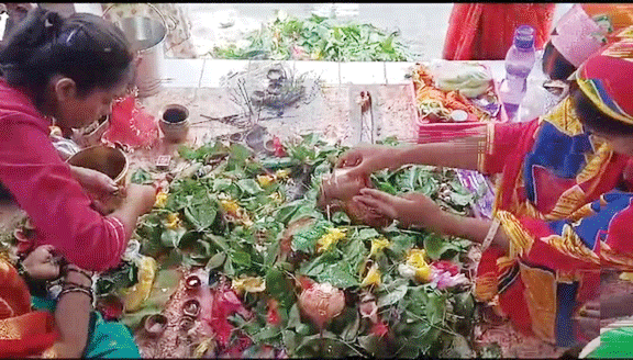 सावन का पहला सोमवार, शिव मंदिरों में उमड़े भक्त