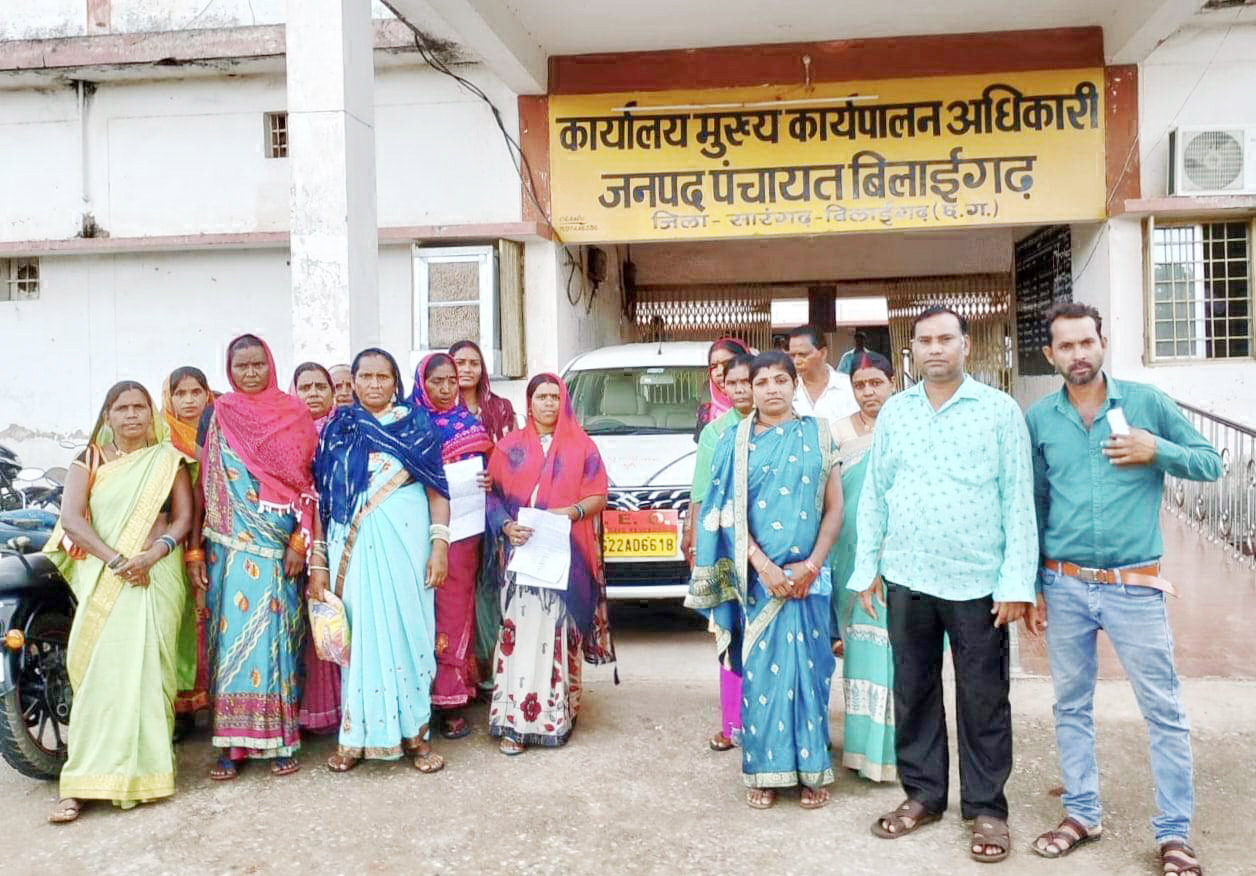 स्कूल पहुंच मार्ग कीचड़ से सराबोर, बच्चे परेशान