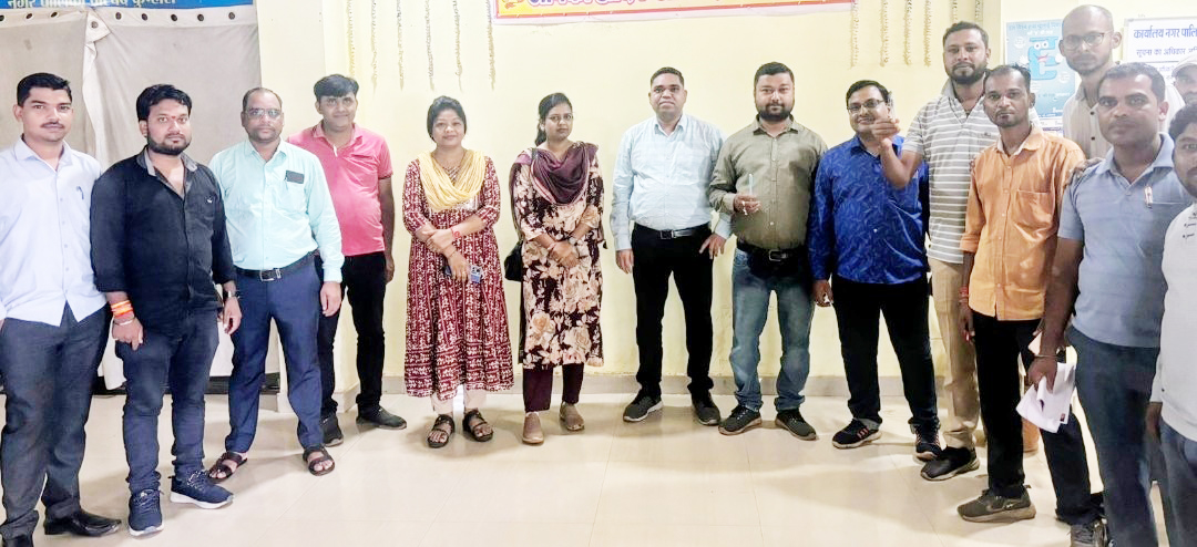 कर्मियों ने की कलमबंद हड़ताल कर्मियों ने की कलमबंद हड़ताल