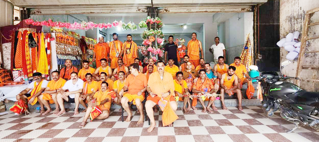 भाजपा नेता संग 50 श्रद्धालु निकले बाबा धाम