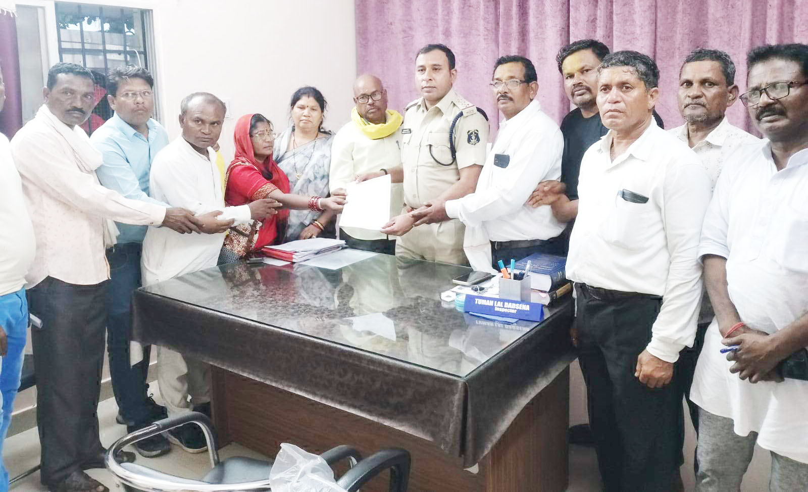 स्कूल में कमार बच्ची की मौत, दोषियों पर एफआईआर करने ज्ञापन