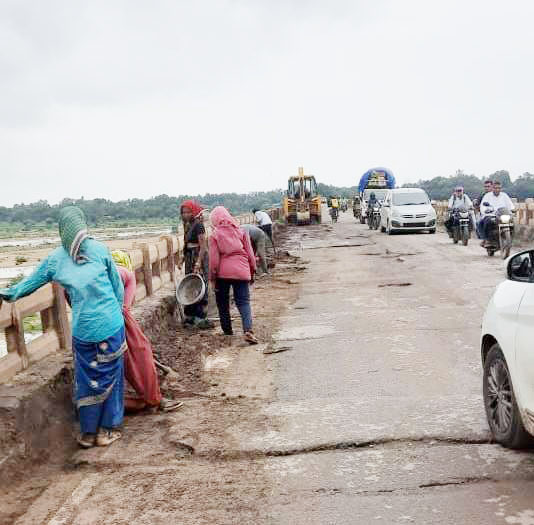 सडक़ दुर्घटना रोकने अछोटा पुल से हो रही रेत-मिट्टी की सफाई