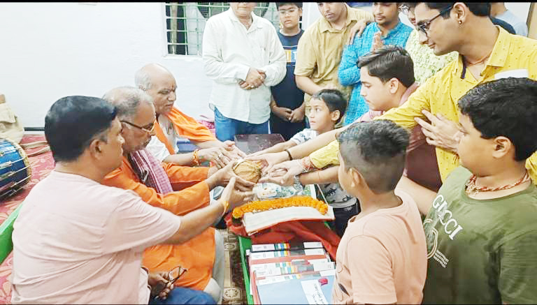 श्रीफल भेंटकर गुरुपूजन